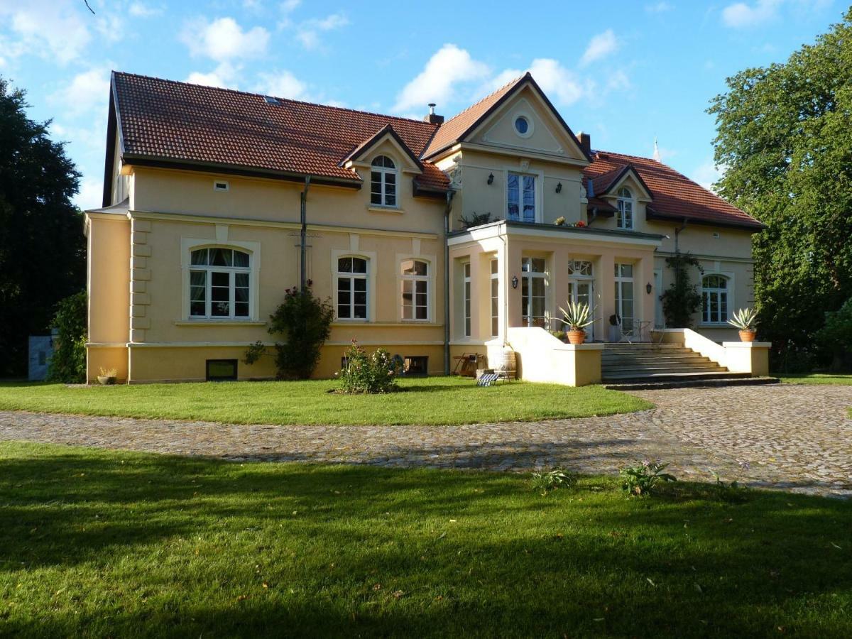 Exklusive Ferienwohnungen Im Gutshaus Viezen Bernitt Екстериор снимка